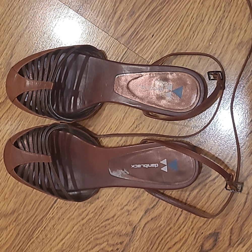 Daniblack brown leather sandal.